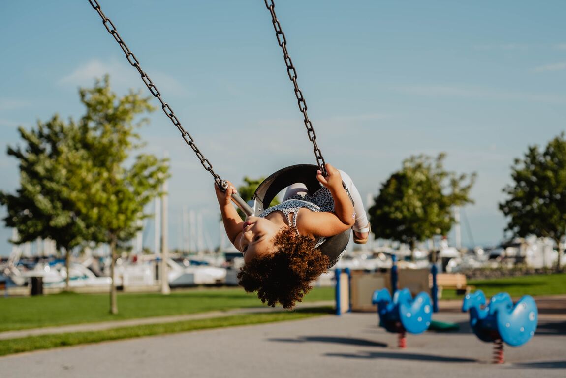 ¿Cuál es la importancia del juego al aire libre en los niños?