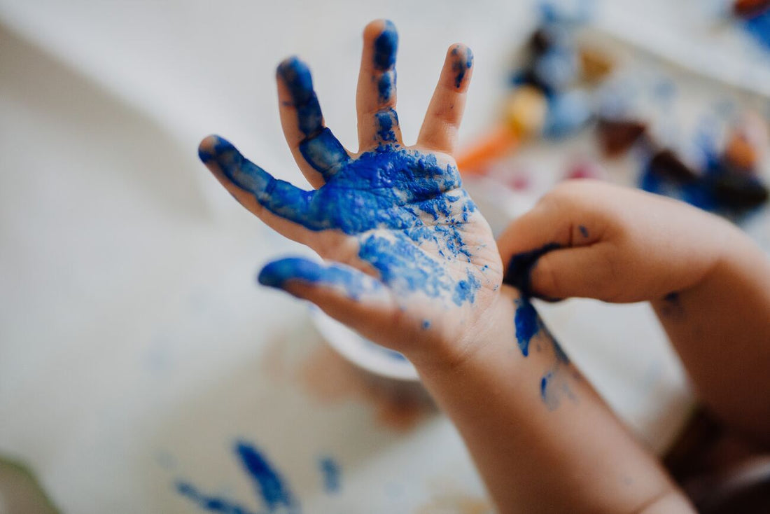 Mano de niño con pintura azul - psicomotricidad infantil
