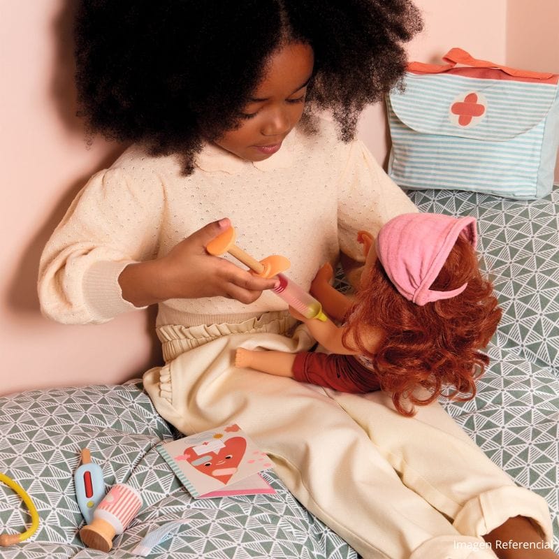 Djeco Juegos de roles Kit de Doctor para tus muñecas Pomea DJ07854