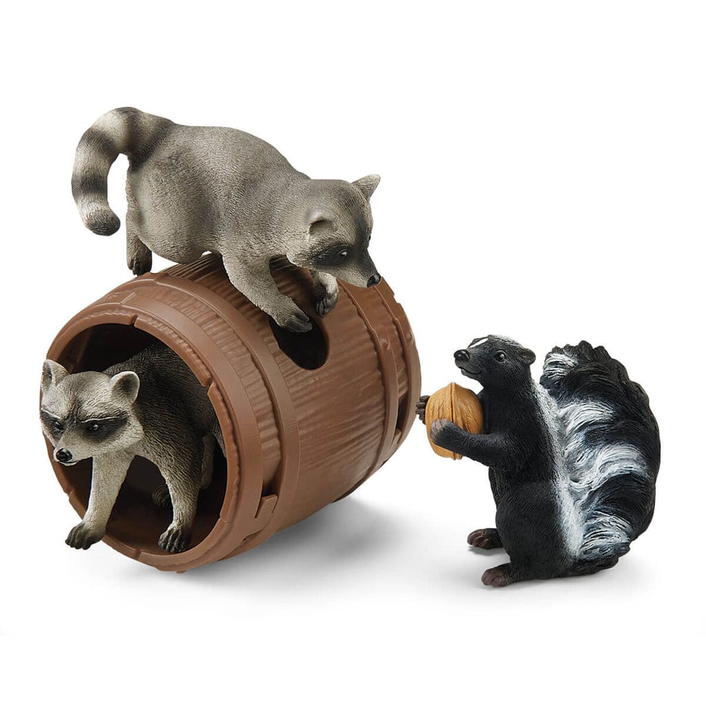 Schleich Animales y Dinosaurios Mapaches y zorrillo divirtiéndose con una nuez - Schleich SCH42596