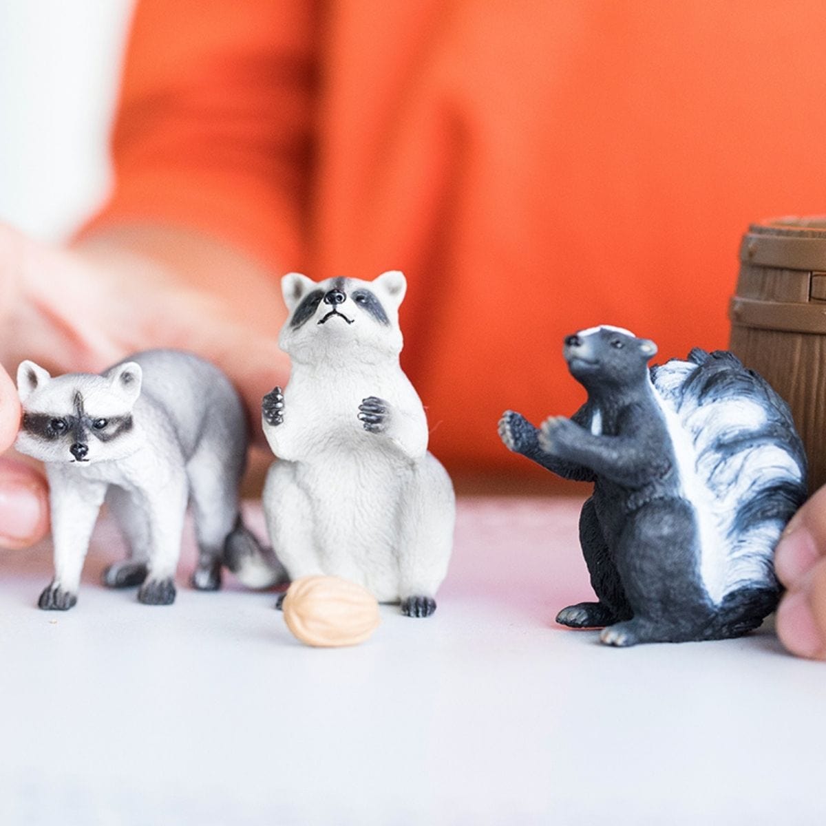 Schleich Animales y Dinosaurios Mapaches y zorrillo divirtiéndose con una nuez - Schleich SCH42596