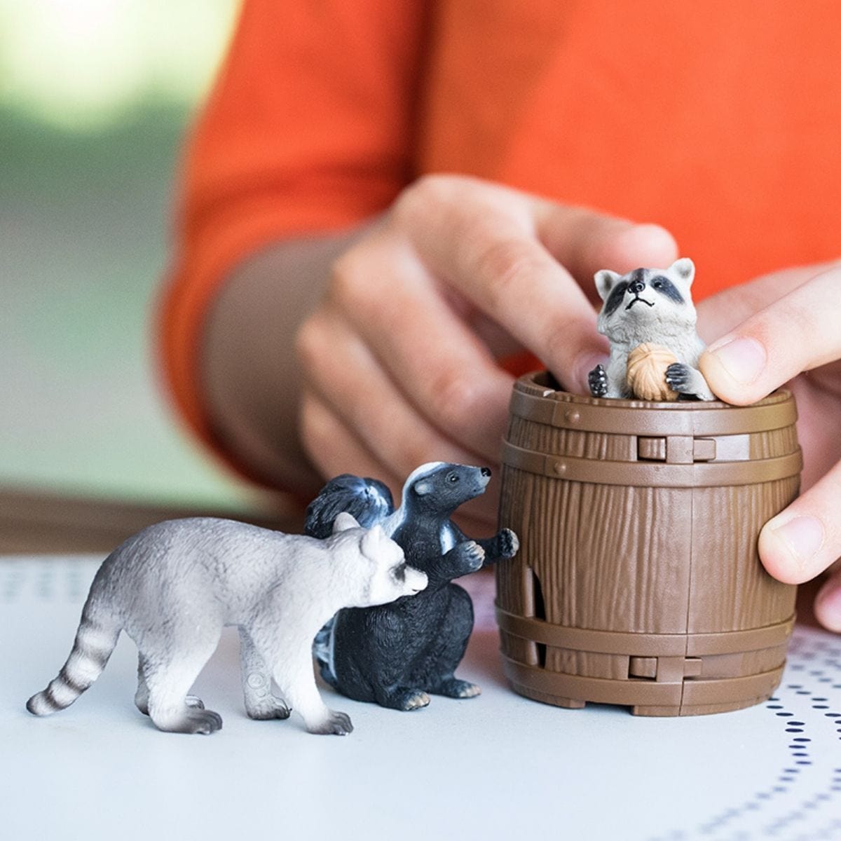 Schleich Animales y Dinosaurios Mapaches y zorrillo divirtiéndose con una nuez - Schleich SCH42596