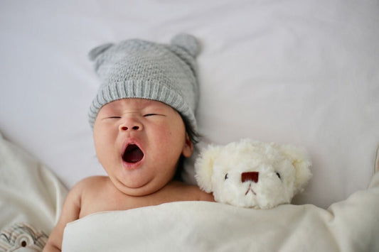 Bebé bostezando - Imagen nota de blog fases del sueño de un bebe