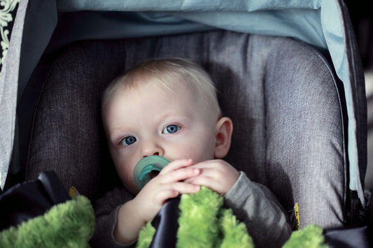Niño en silla de bebé para autos