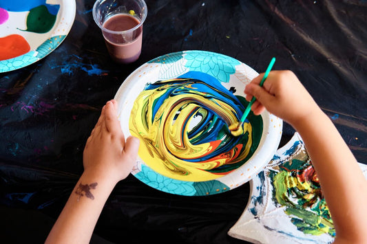 Pensamiento creativo: Niño pintando