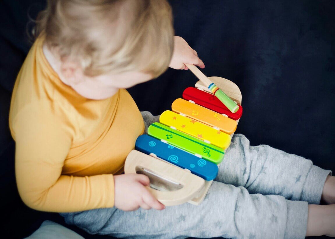 Niño tocando el metalofono - imagen nota de blog beneficios de la musica en los niños