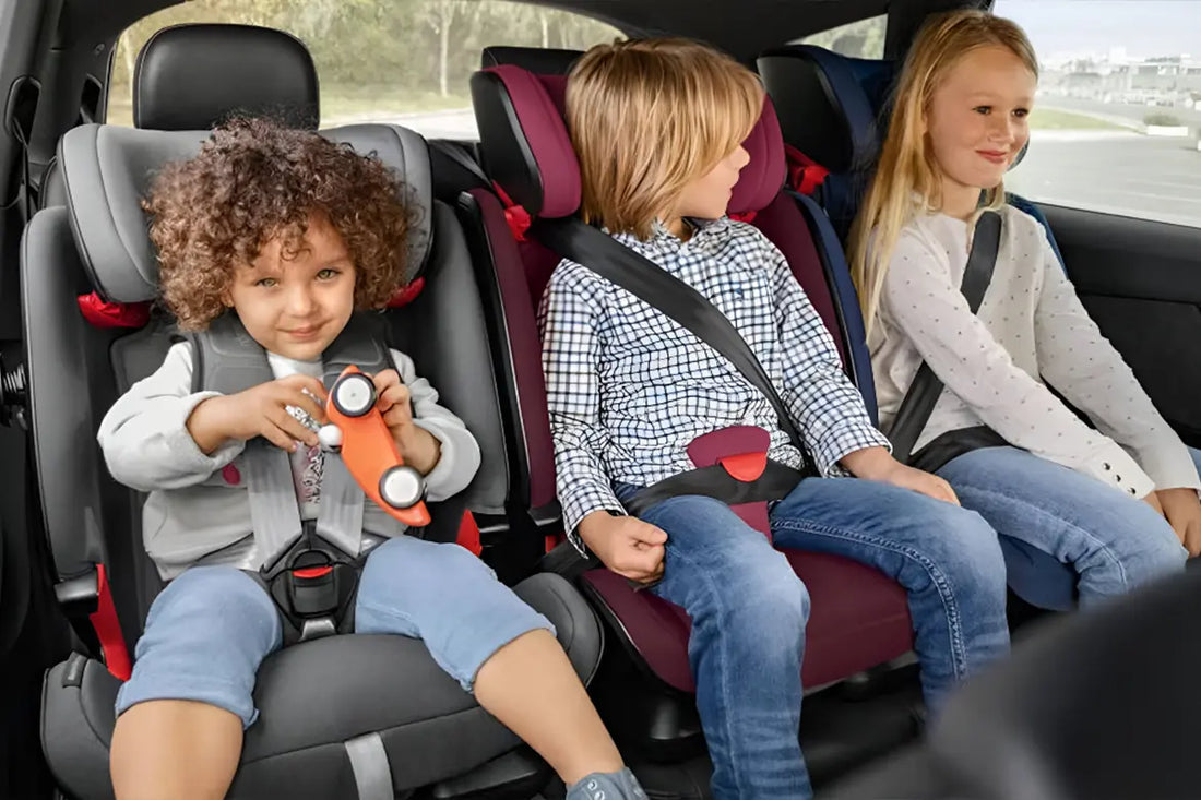 Niños y bebe en silla de auto