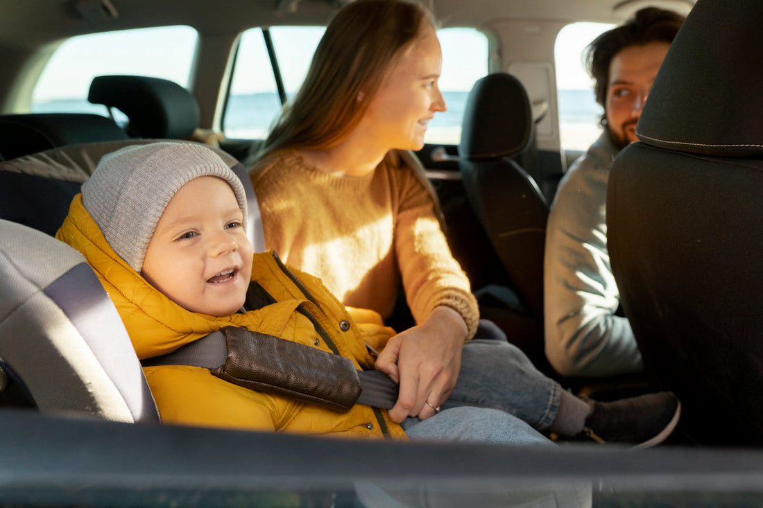 Familia en auto - viajar con niños