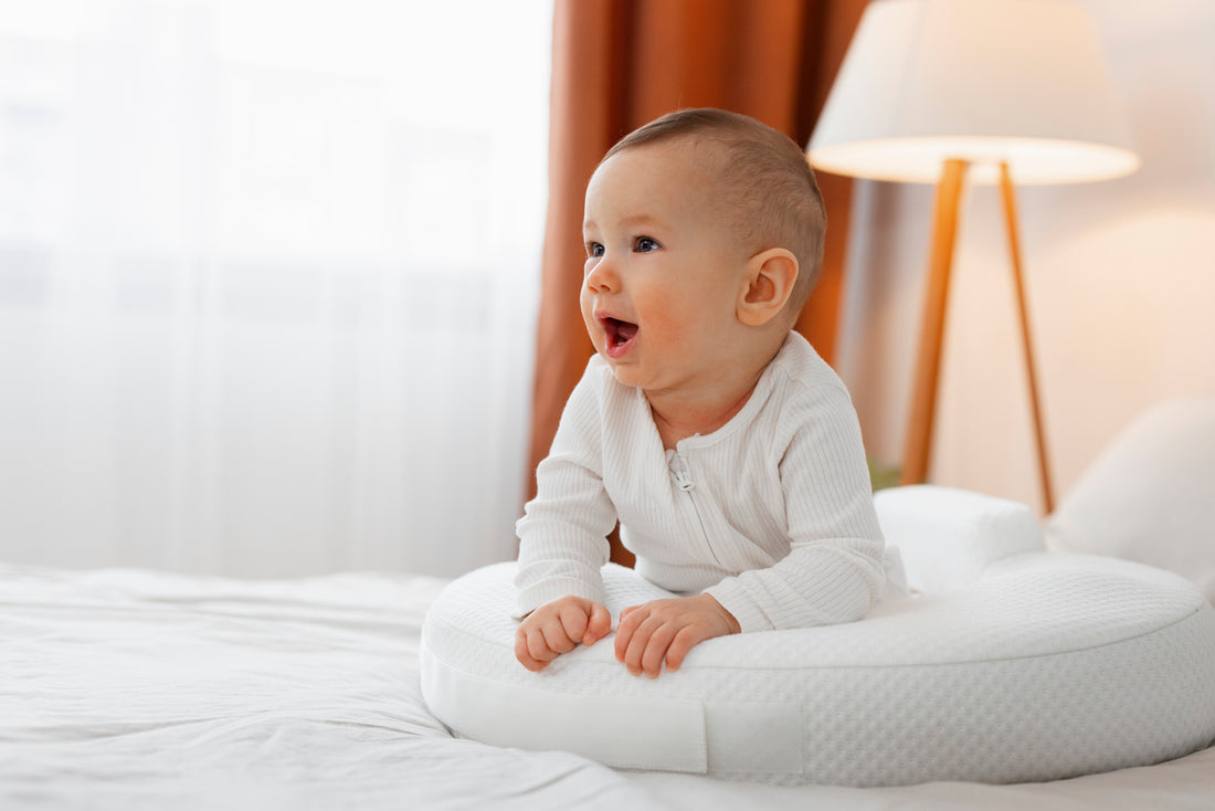 Bebé sobre una cama - Imagen nota de blog Beneficios de la lactancia materna