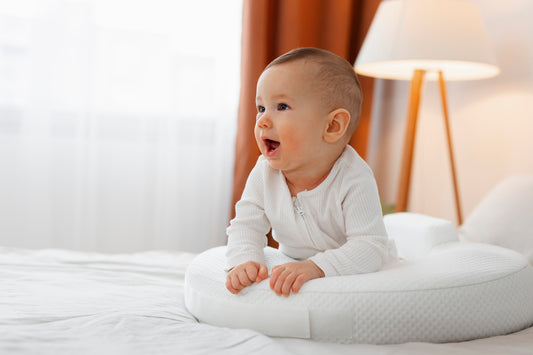 Bebé sobre una cama - Imagen nota de blog Beneficios de la lactancia materna