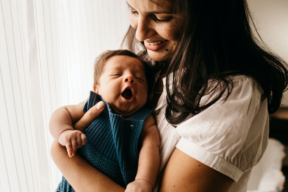 Mamá cargando a un bebé - Imagen nota de blog rutina con mi bebe
