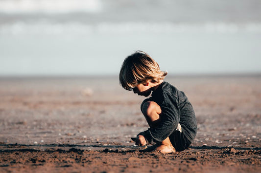 Niño jugando en la playa - imagen nota de blog Botiquín de primeros auxilios para niños 