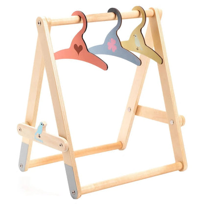 DJECO Juegos de roles Colgador con ganchos de ropa para muñecas Pomea