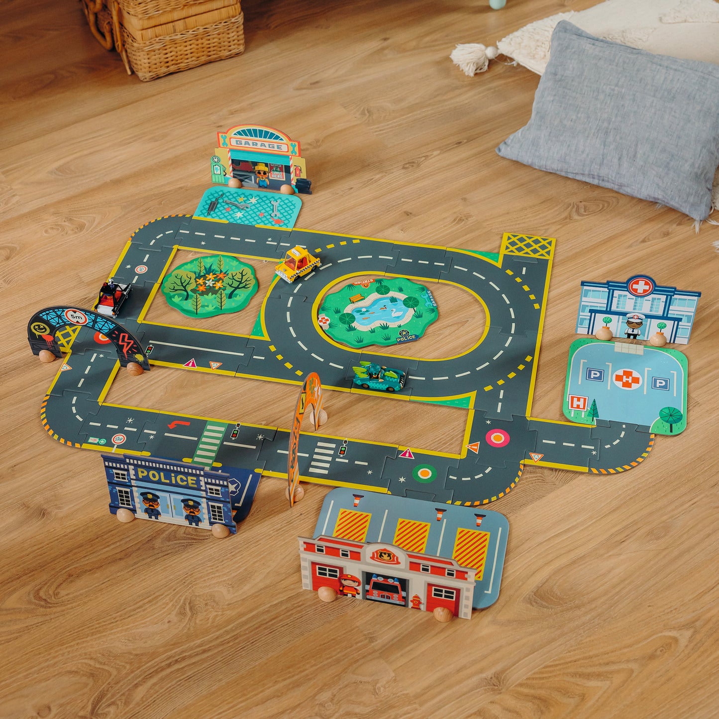 Djeco Puzzles y encajes Puzzle Gigante 3D Puzzl’Up Ciudad – Circuito Crazy Motors- Djeco DJ05499