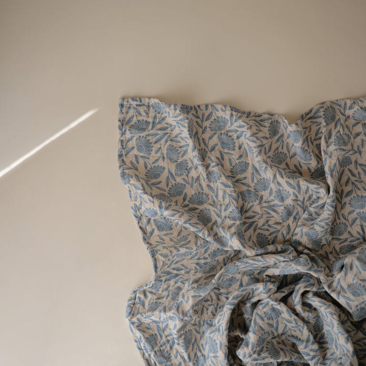 Mushie Manta Manta swaddle de muselina Flores azules- Mushie MU101862