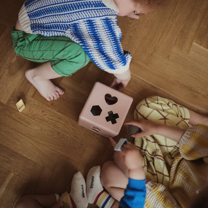 Mushie Puzzles y encajes Caja de clasificación de formas pétalo - Mushie MU102080