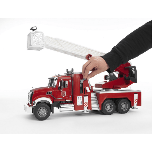 BRUDER Transportes Camión bomberos con escalera y bomba MACK Granite 02821  - Escala 1:16- BRUDER BRU02821